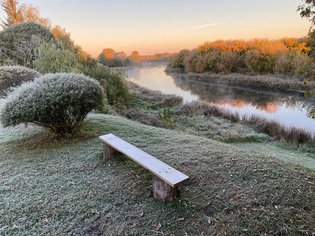 Дом и баня на берегу реки