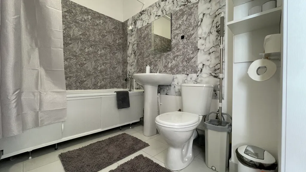 Не в отеле, а в квартире