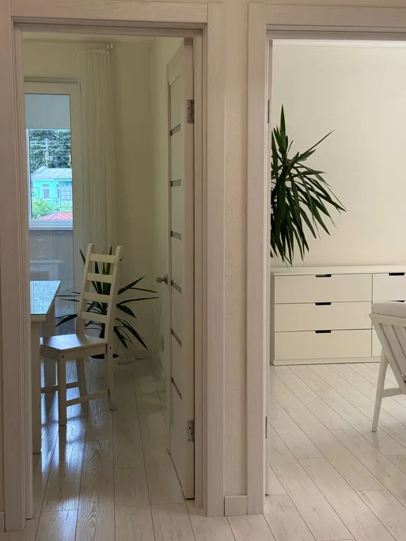 Две изолированные спальни с видом на горы в центре Ялты.