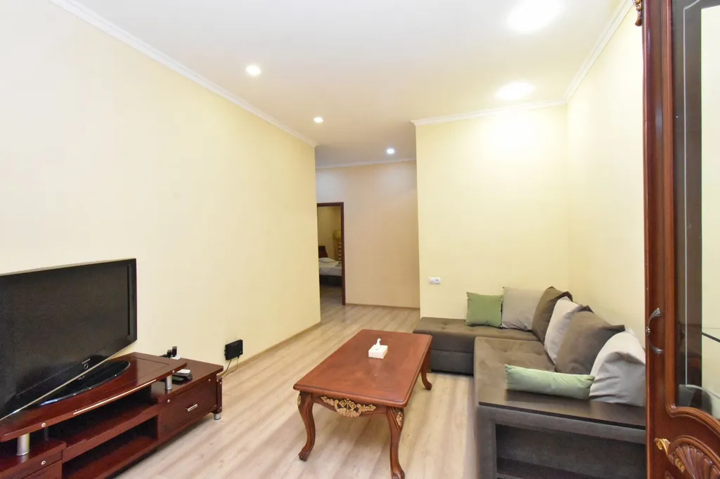 Двухкомнатная светлая квартира с высокими потолками в центре города