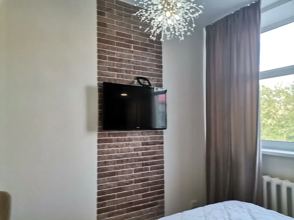 Уютная студия с оформлением в светлых и стильных тонах