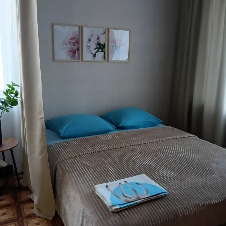 1 кмнатная квартира, рядом диагностика, университет, онкология и 10 минут до аэр — аренда посуточно в Братск