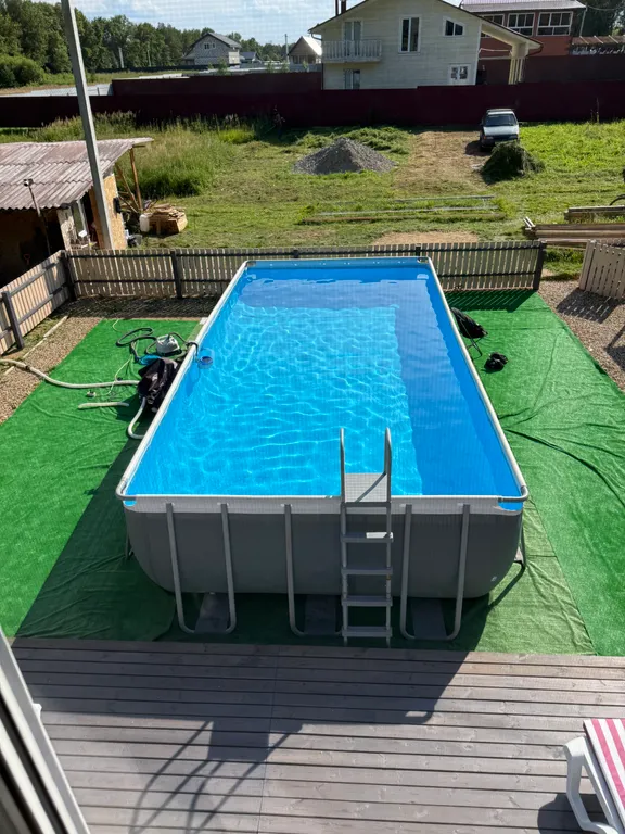 Большой треугольный домик с камином, с ванной у окна с видом на лес