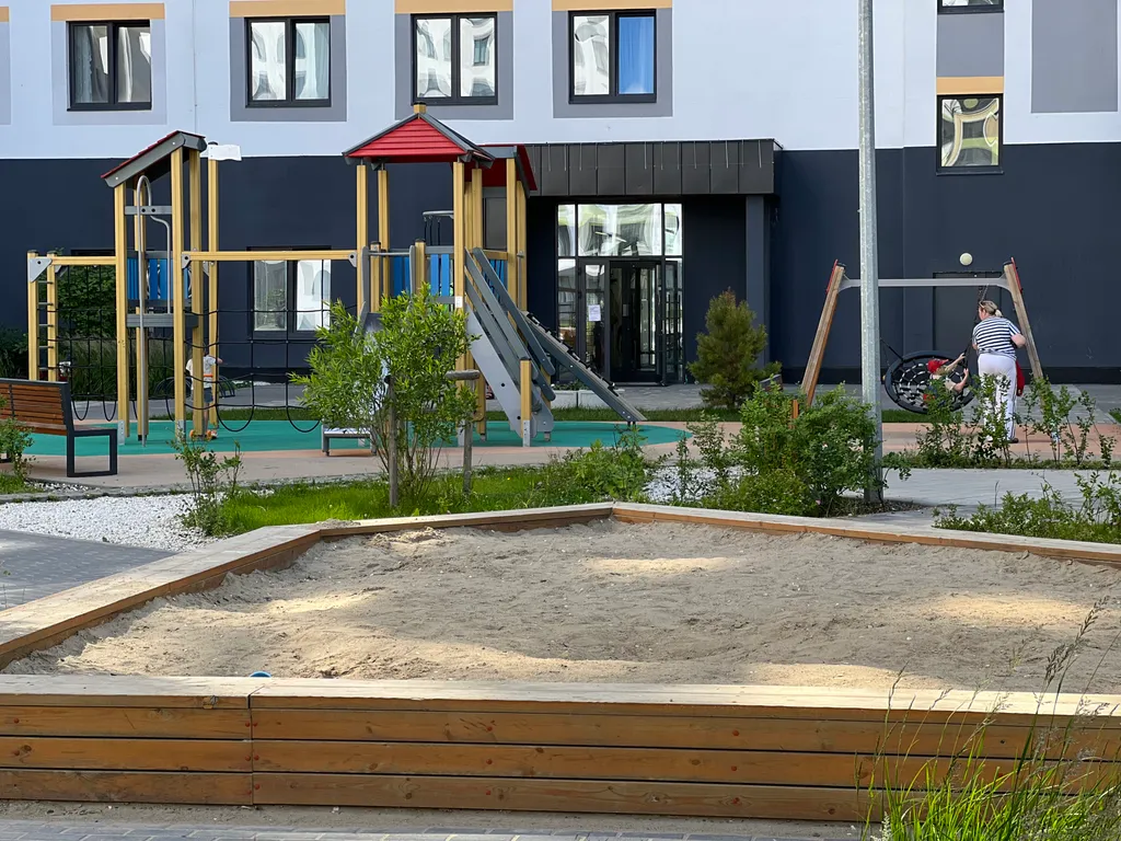 Просторная студия с лоджией и видом на город