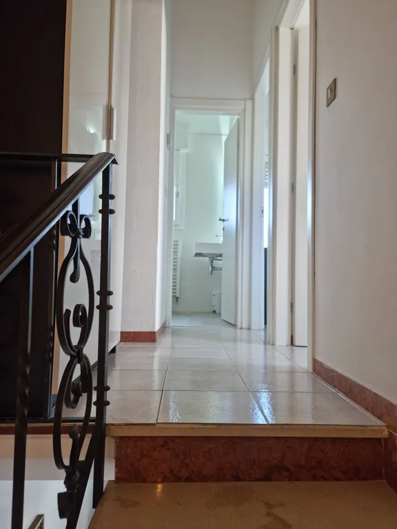 Двухэтажная квартира с частным двориком в Линиано Саббьядоро на море