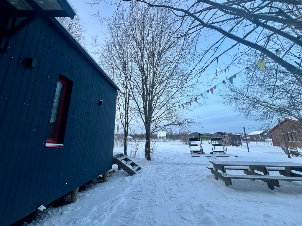 Синий домик в поле