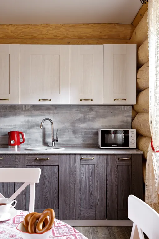 Эко-коттедж в русском стиле с панорамными окнами и террасой в лес