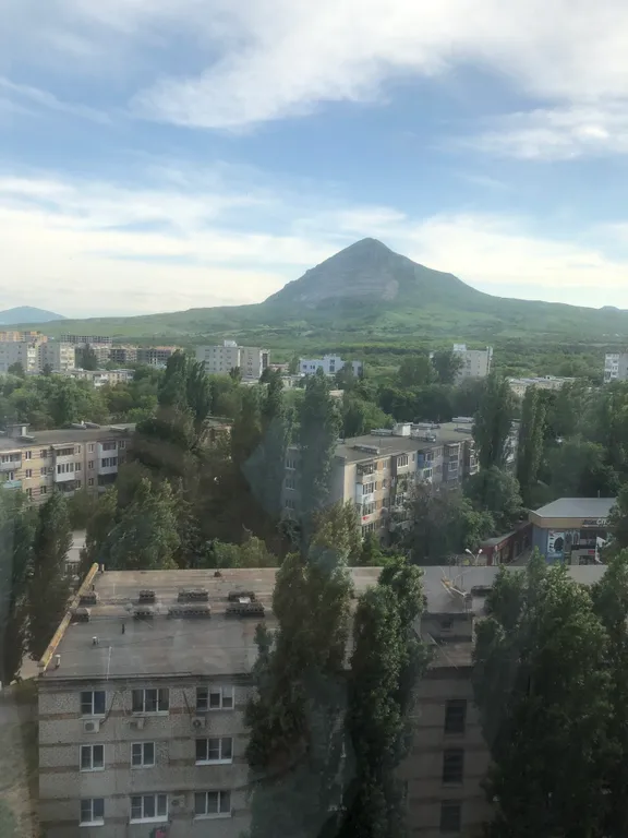 Просторная в центре, аэропорт 5 мин машиной, прекрасный вид на гору