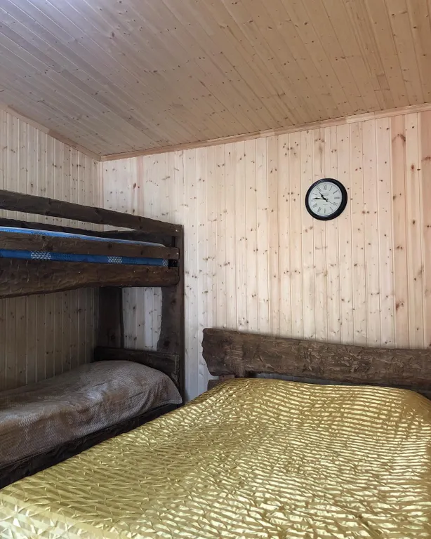 Коттедж Отделенный деревьями от других новый дом с полноценной кухней — Архыз