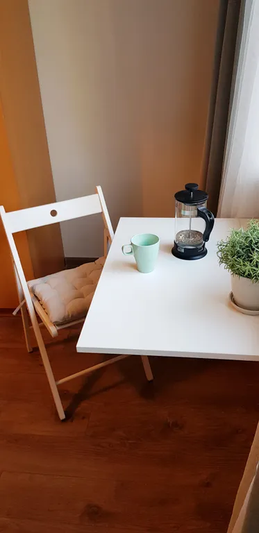 Уютная комната-студия у церкви на холме