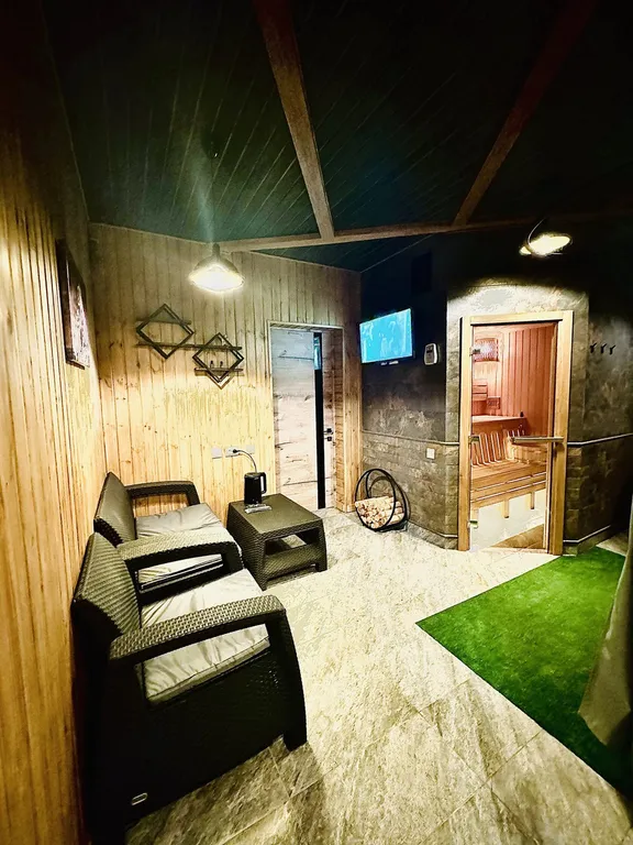 Премиальный гостевой дом в светлых тонах с видом на горы