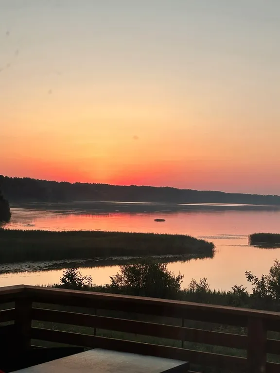 Уютный дом из кедра на берегу реки Волга