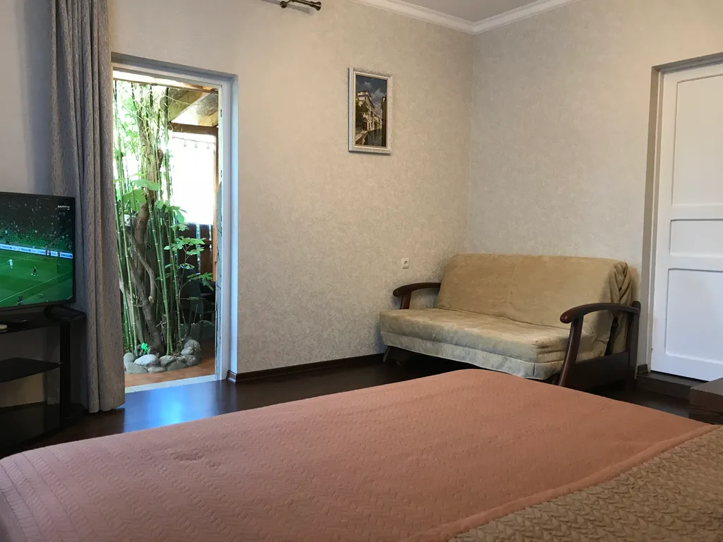 Номер с уютным двориком