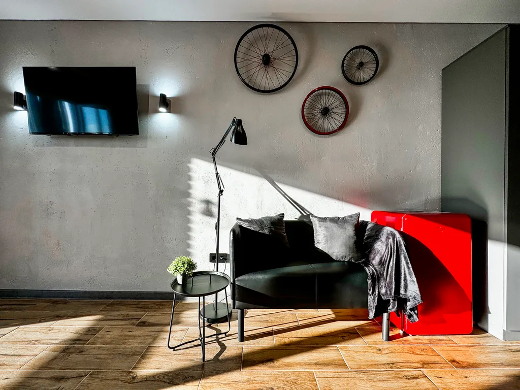 Брутальная студия в стиле лофт, панорамный вид