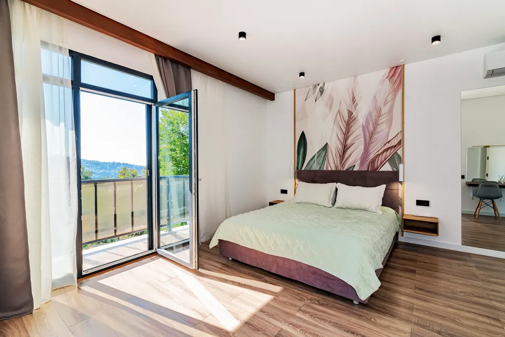 Стильный дом с теплым бассейном и сауной