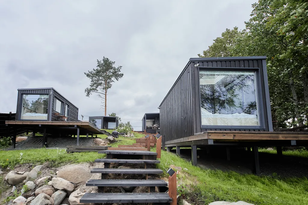 Домик на 2 с панорамным окном прямо на берегу озера