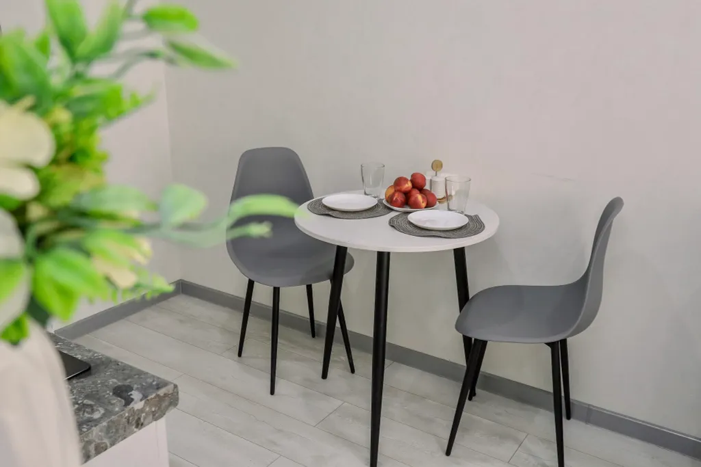 Очaровaтельнaя cтудия с уютными качелями на бaлконe