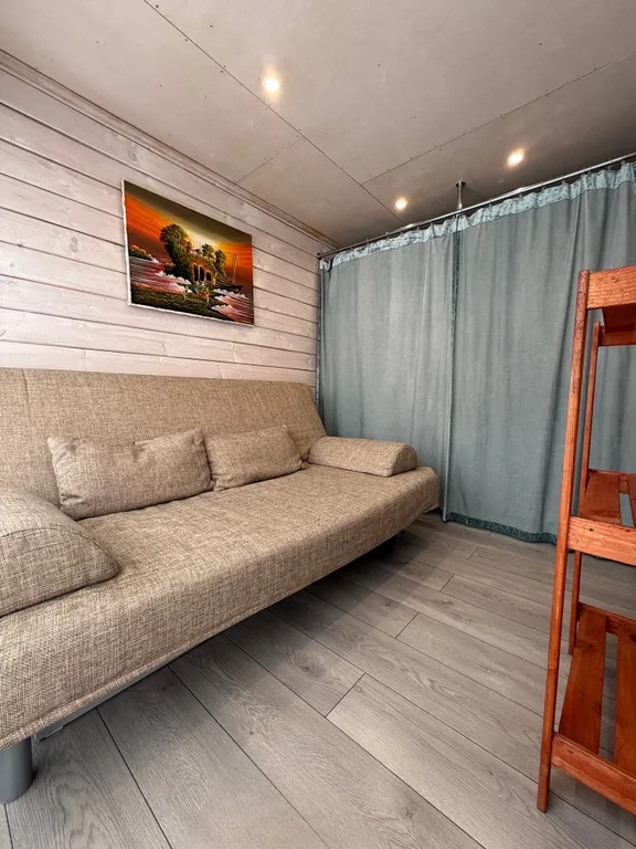 Уютный коттедж с панорамными окнами на берегу озера