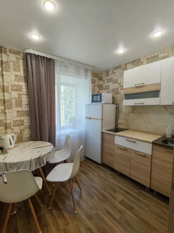 Апартаменты в центре города с отдельной кухней и балконом