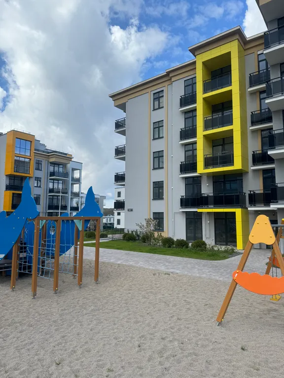 Солнечная квартира с мебелью из натурального дерева, рядом с морем