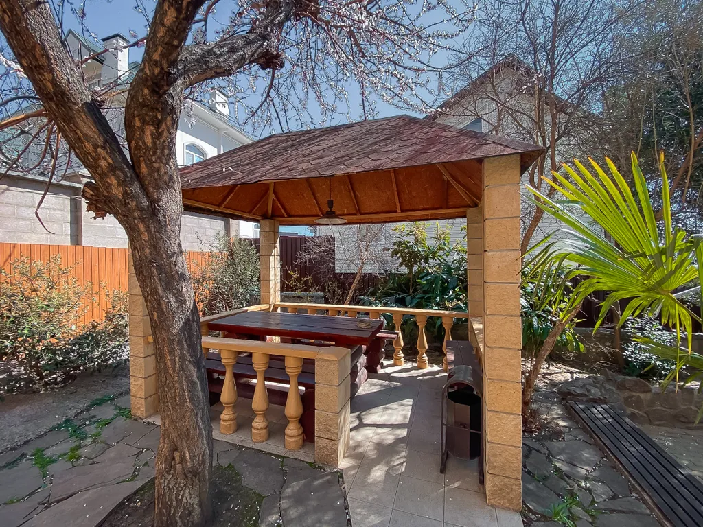 Частный дом с видом на море возле Ялты