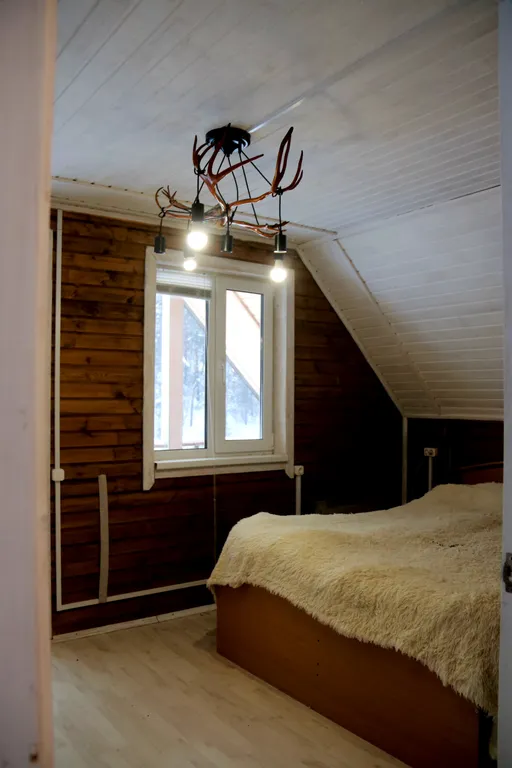 Коттедж на берегу реки с видом на сосновый лес