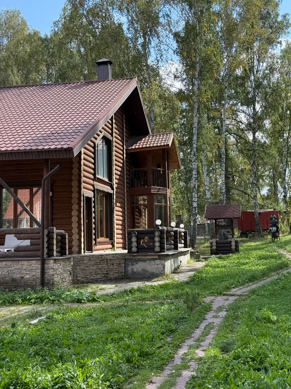 Уютный дом с камином в центре