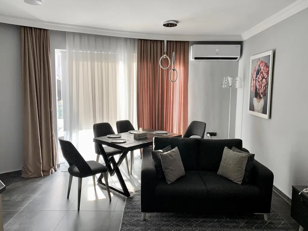 Современный апартамент с балконом и террасой с видом на море и горы