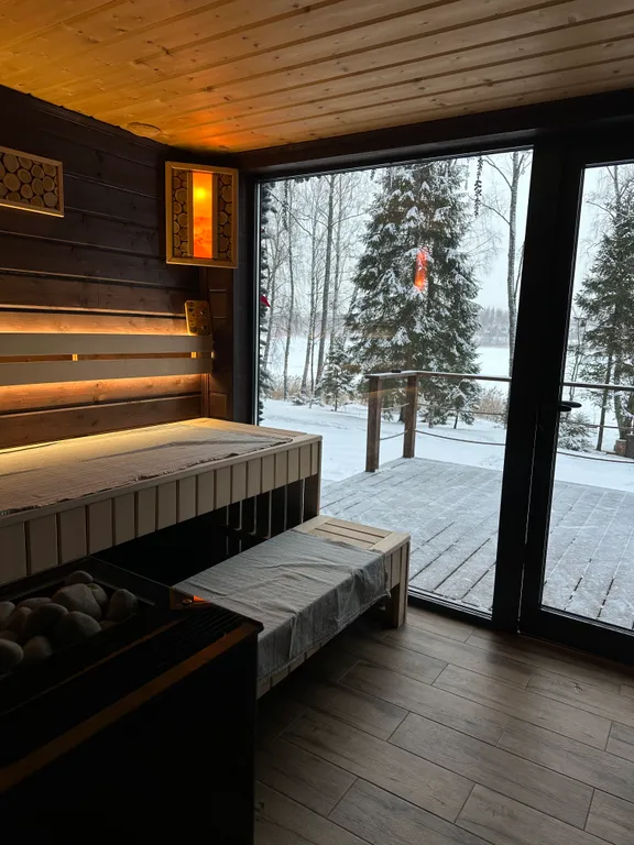 Дом на семью или компанию в лесу у большой воды