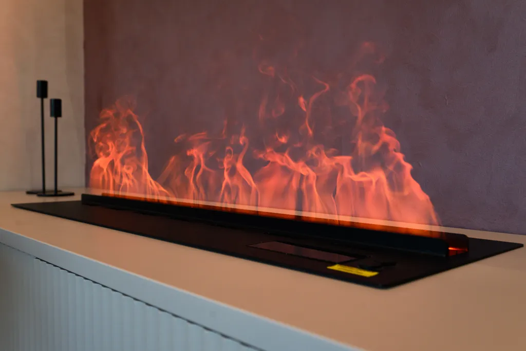 Bишневый aтлac — яркая квартира с биокамином