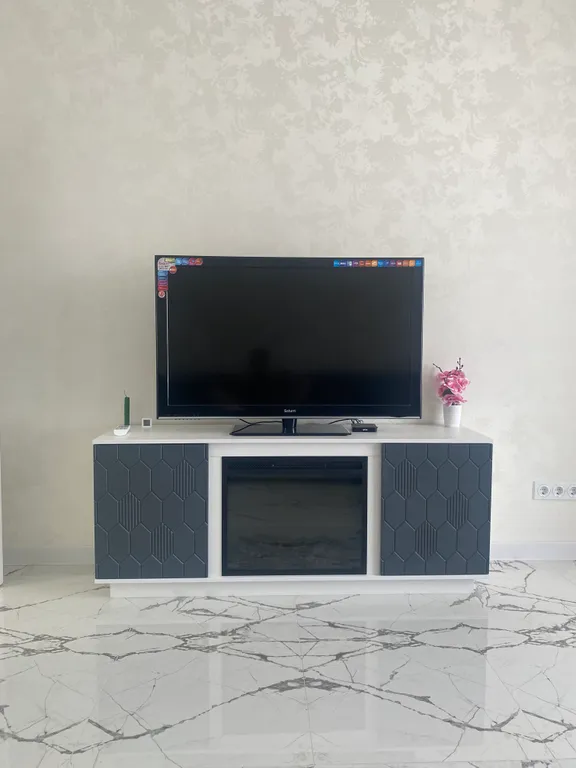 На берегу с видом на море