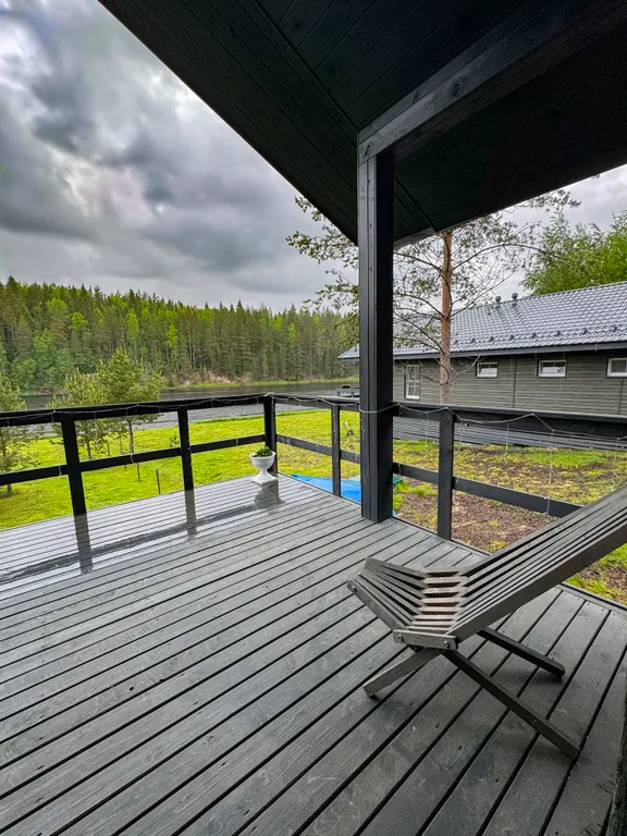 Домик на берегу реки