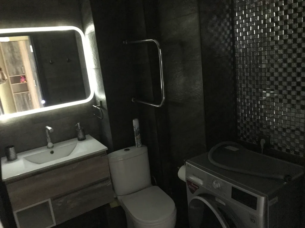 Апартаменты в ЖК Париж, центр. Парк Победы! Вода горячая есть.