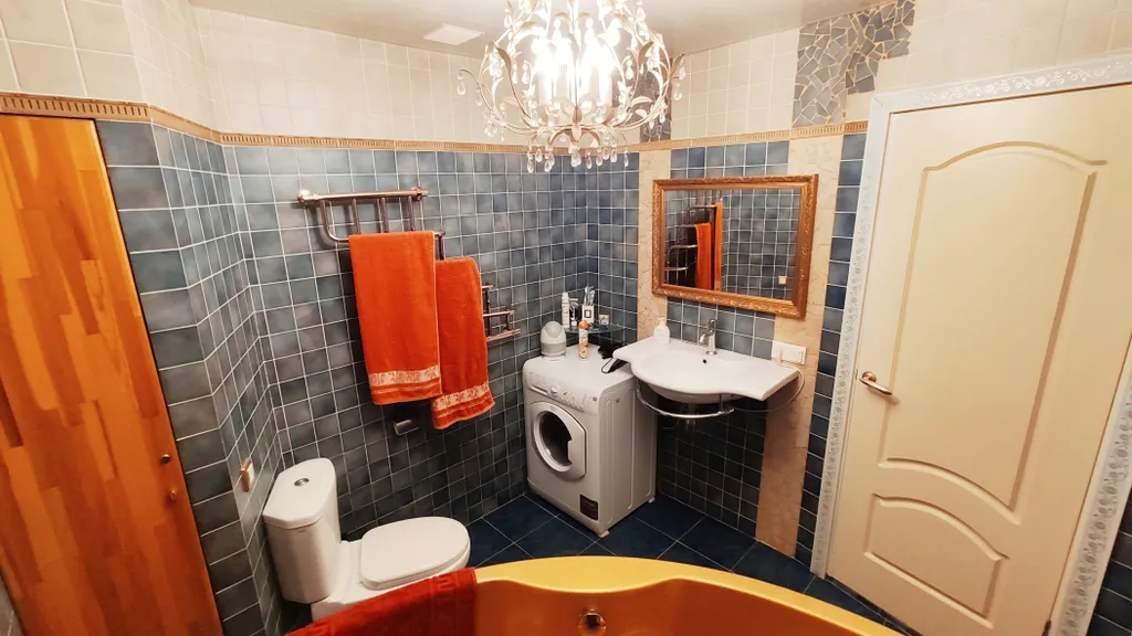 Квартира с золотой джакузи и камином