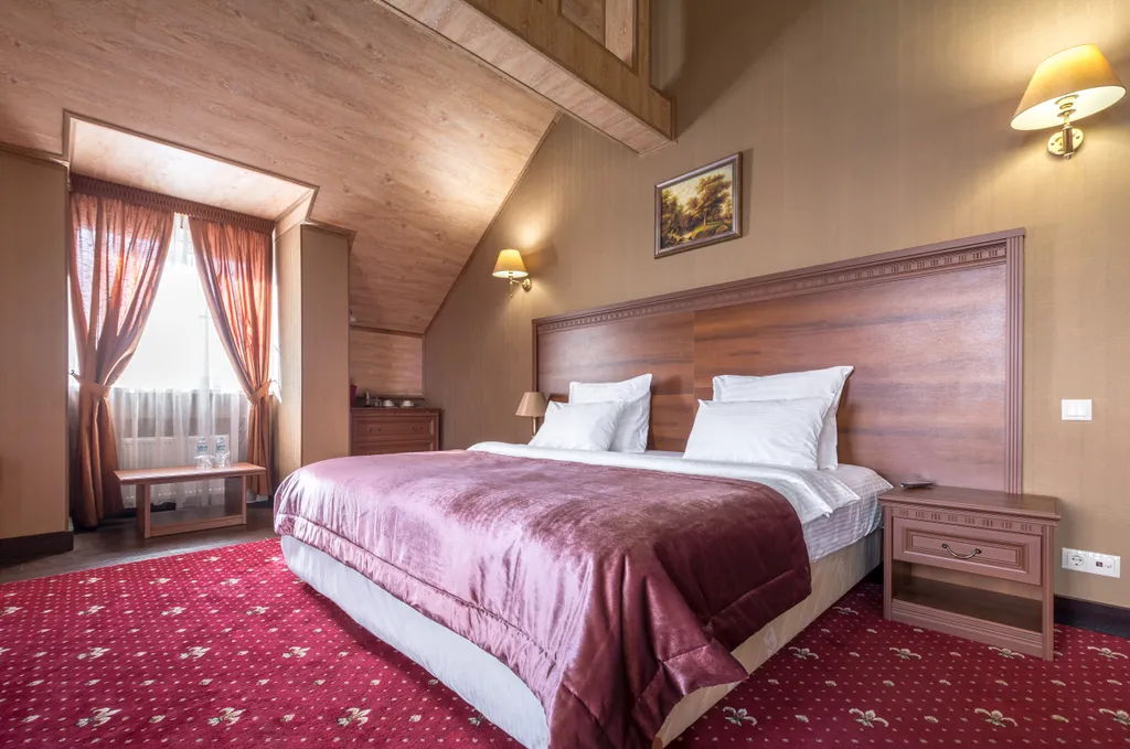 Элегантный номер с просторными окнами и высокими потолками ~ 5 метров!