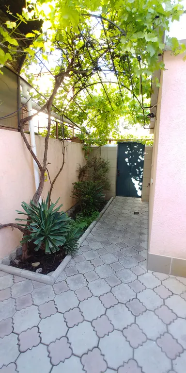 Жилой дом с внутренним двориком, рядом море