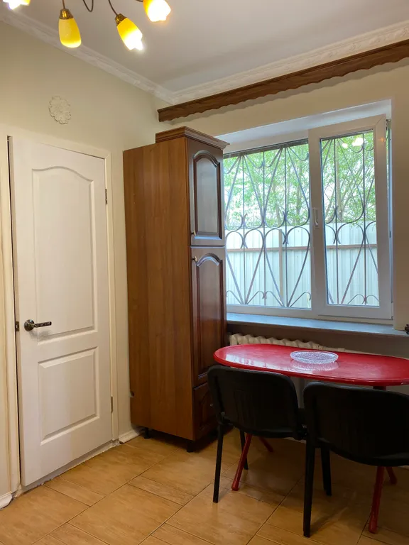 Дом с елкой и снеговиком, за домом манеж с лошадьми