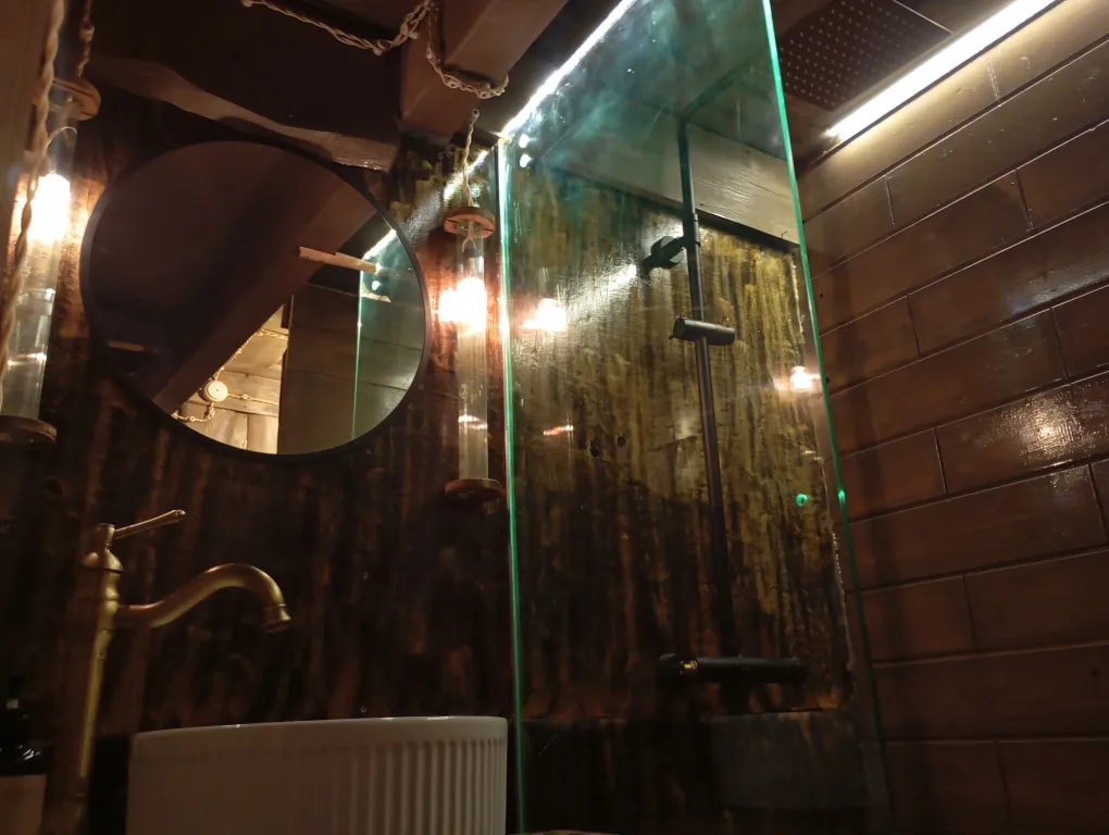 Изба с уютом детства, деревенский дом с баней и русским бытом