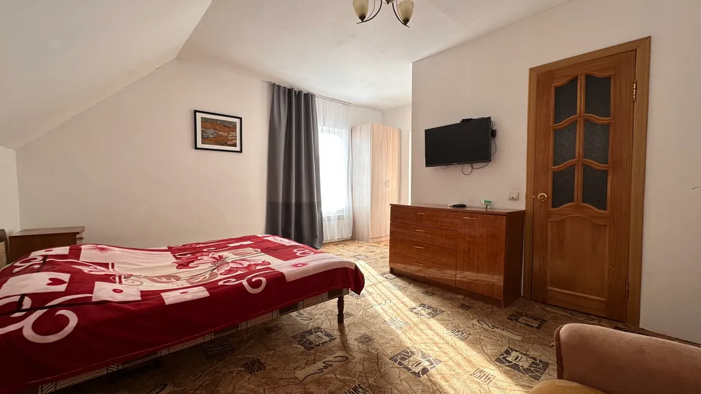 Благоустроенная комната в коттедже с балконом