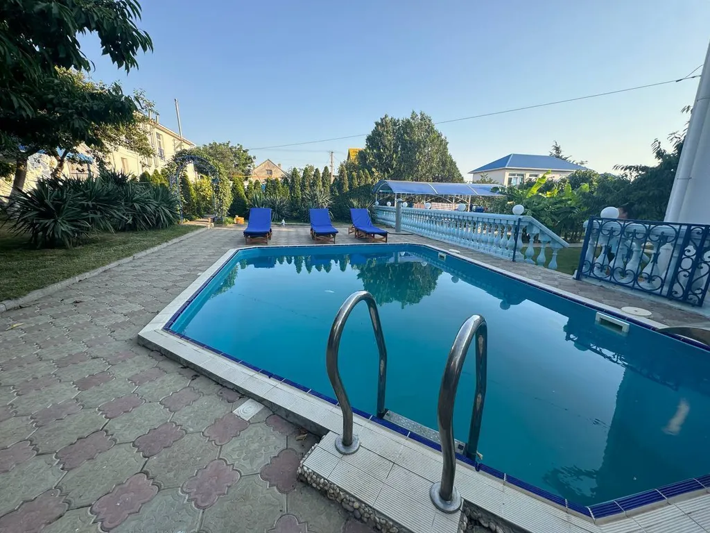 Дом с бассейном