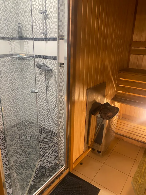 Коттедж с дизайнерской отделкой и камином