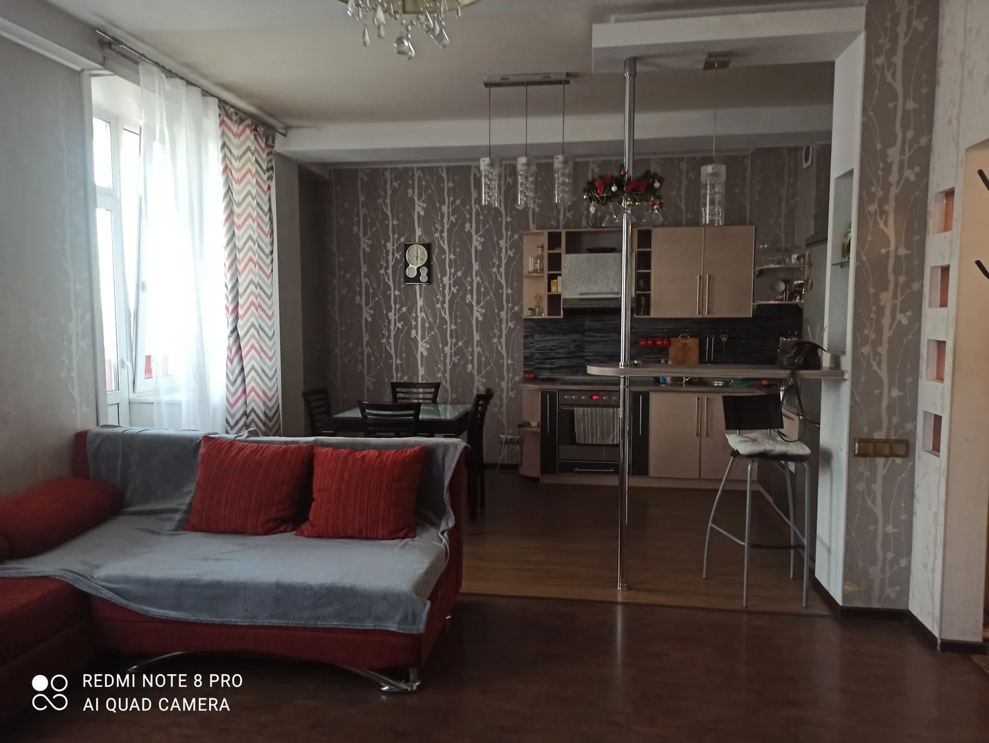 Зона кухни отдельно, от зоны зала