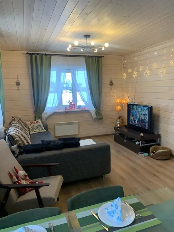 Уютный дом в жилой деревне возле реки