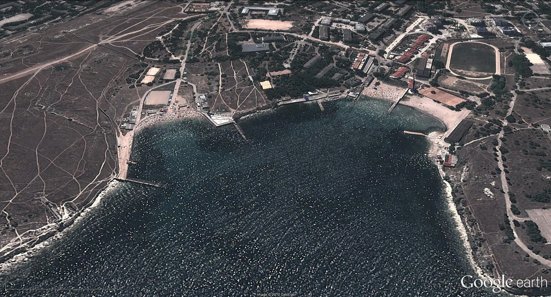 Пляжи " Солнечный" (слева)  и " Песочный"(справа  ) . Район  горки  слева  на  фото - Нац.Заповедник " Херсонес" .