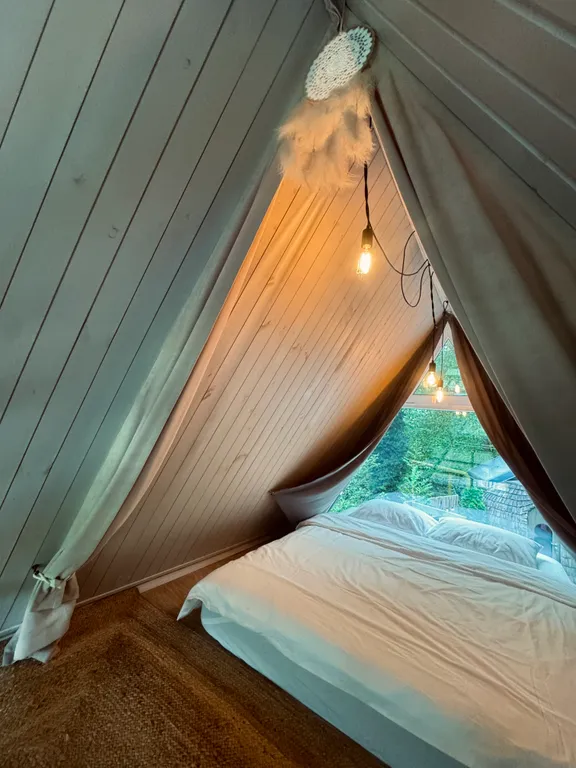 Уютное шале на берегу ручья с баней и купелью на уединенной террасе