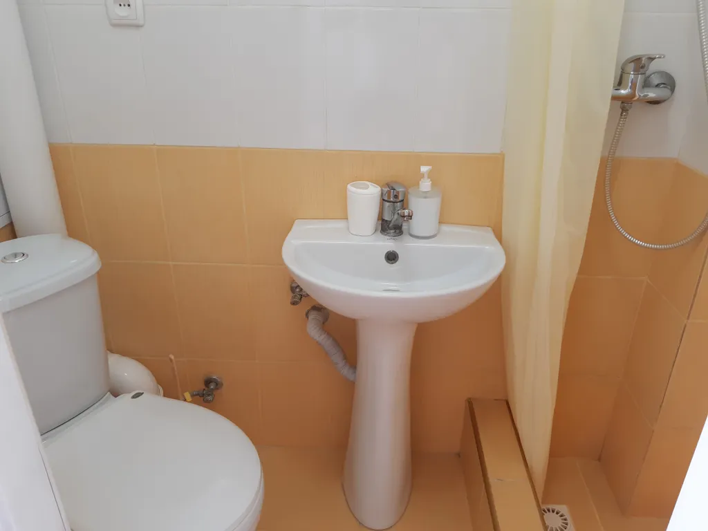 Четырёх местный номер с видом на бассейн и горы