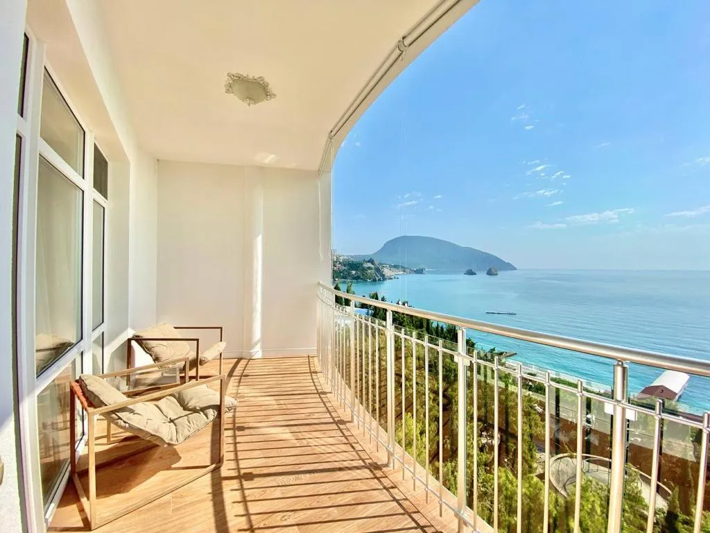 Квартира у моря с видом на море в г. Ялта, пгт. Гурзуф, ЖК Пушкинский