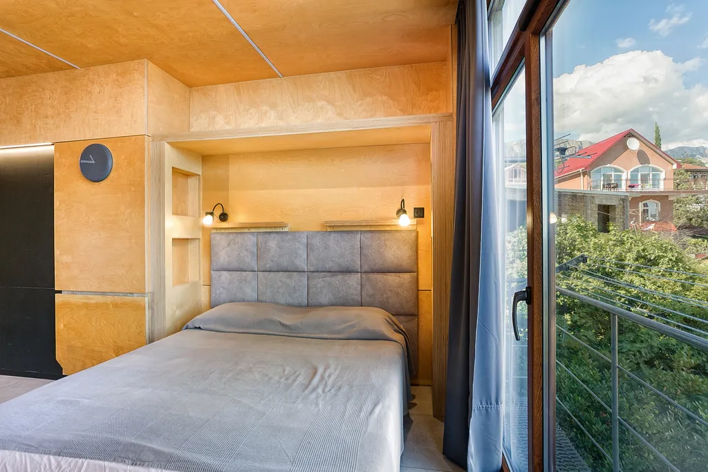 Современная квартира-студия под горой Кошка