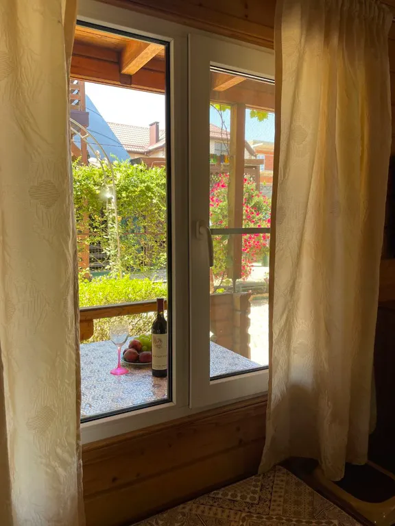 Квартира Квартира Уютный номер с мини кухней в деревянном доме недалеко от моря — Анапа