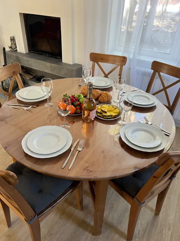 Просторный дом с камином в сосновом лесу